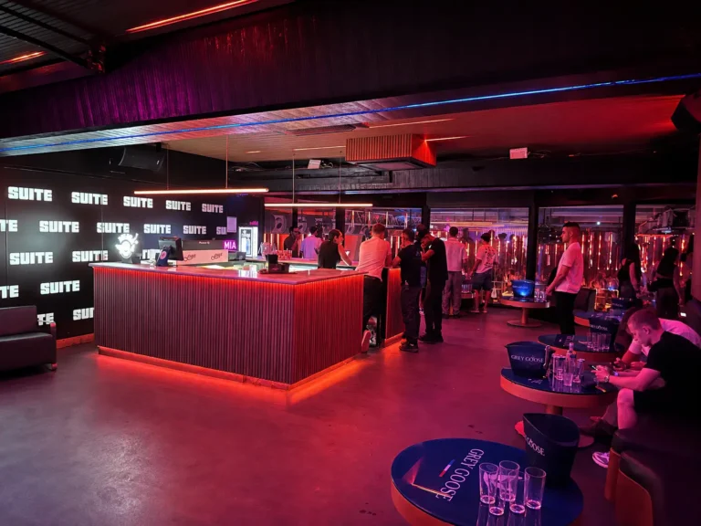 Bereich Suite, VIP, MYA, Club Valencia mit Bar und reservierten Plätzen