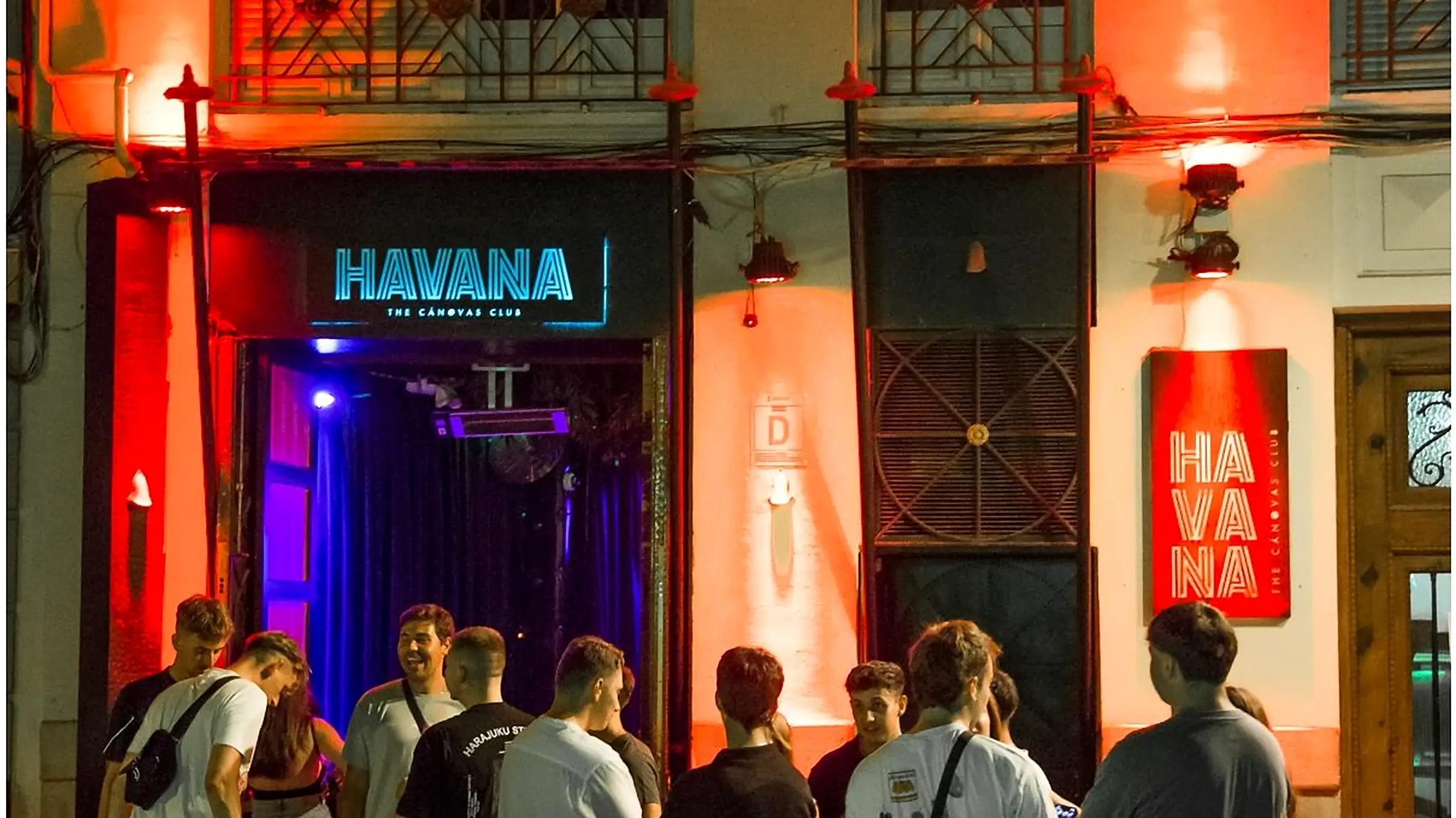 Exterior de Havana Cánovas Club Valencia con gente en la entrada del local
